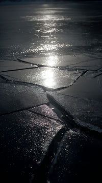 A Frozen Lake At Night With A Full Moon Reflecting Off Its Surface Creating A Serene And Tranquil Atmosphere — Stock Photo