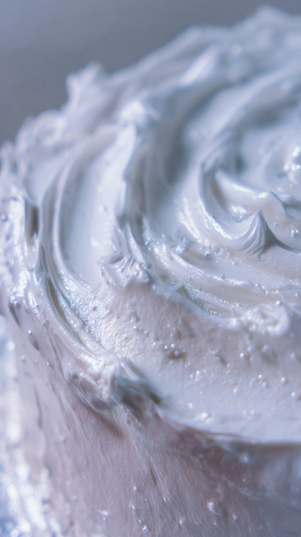 Displays A Close Up View Of A Cake With White Frosting And Sprinkles On Top — Stock Photo