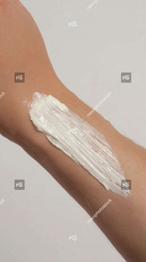 Shows A Close Up View Of A Person S Arm With A Creamy Substance Applied To It — Stock Photo