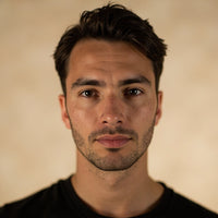 A Man With Short Hair And A Beard Is Captured In A Close Up Portrait Looking Directly Into The Camera — Stock Photo