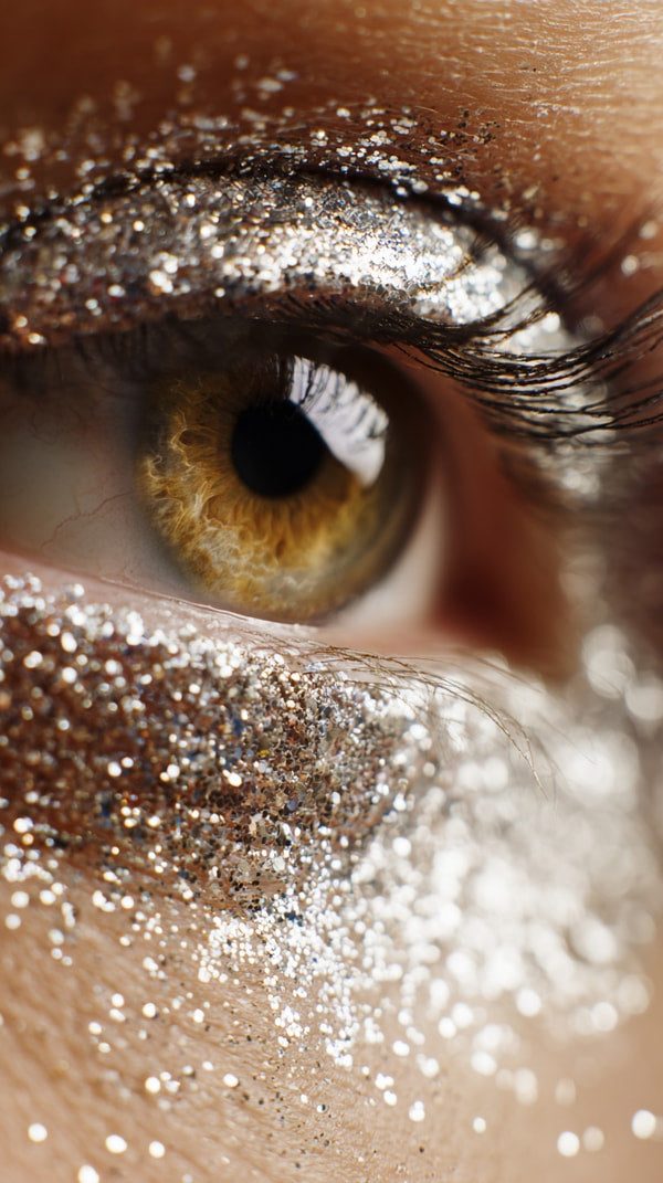 Close Up Of A Human Eye With Glittery Makeup Showcasing Sparkling Eyeliner And Glittery Eyeshadow — Stock Photo