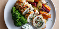 A Plate Of Grilled Chicken Roasted Vegetables And A Side Of Broccoli With Ranch Dressing — Stock Photo