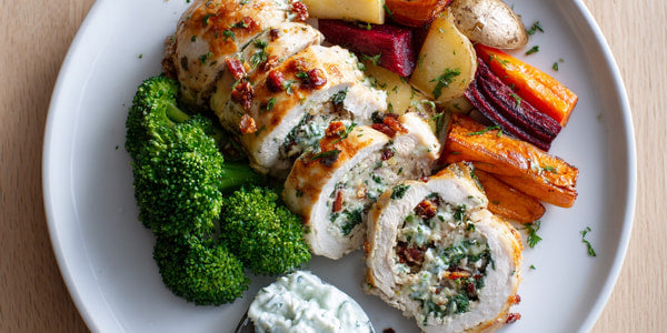 A Plate Of Grilled Chicken Roasted Vegetables And A Side Of Broccoli With Ranch Dressing — Stock Photo
