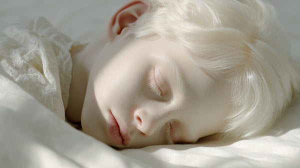 A Young Child With Blonde Hair Is Peacefully Sleeping In A Bed Their Eyes Closed And Head Resting On A Pillow — Stock Photo