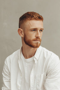 A Young Man With Short Hair And A Beard Wearing A White T Shirt Poses For A Portrait — Stock Photo