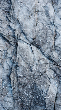 Close Up Of A Rocky Surface With Visible Cracks And Crevices Showcasing Its Natural Texture — Stock Photo