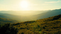 A Picturesque Sunset View From A Hilltop With Mountains In The Background And A Clear Sky Above — Stock Photo