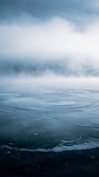 A Frozen Lake Under A Cloudy Sky — Stock Photo