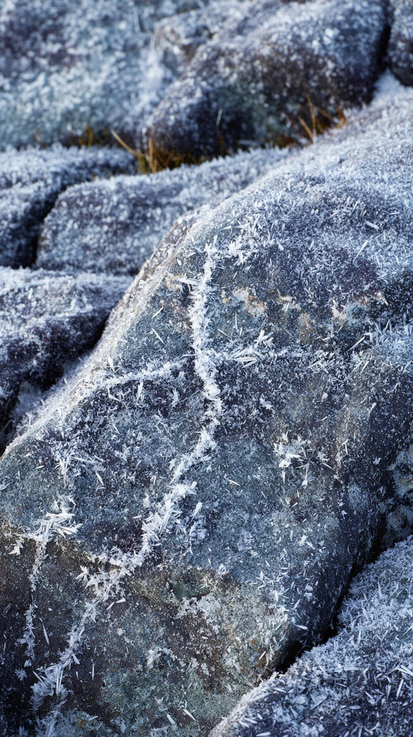 Rocky Mountain Landscape With Snow Covered Rocks And A Clear Blue Sky In The Background — Stock Photo