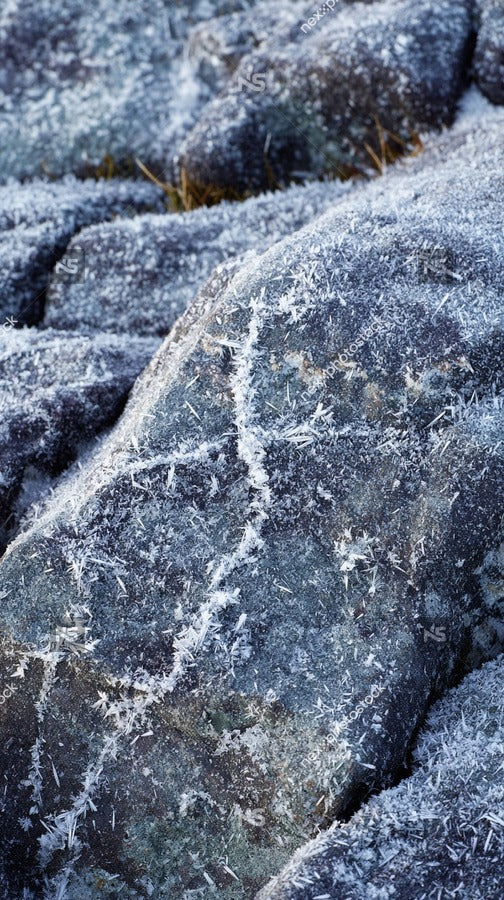 Rocky Mountain Landscape With Snow Covered Rocks And A Clear Blue Sky In The Background — Stock Photo
