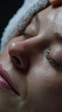 A Close Up Of A Woman S Face With A Focus On Her Facial Features And Expression — Stock Photo
