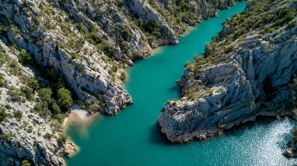 Aerial View Of A Scenic River Canyon With Blue Water Surrounded By Lush Greenery And Rocky Cliffs — Stock Photo