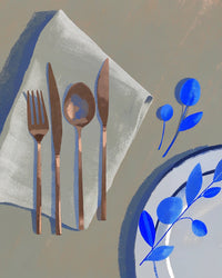 Copperware Set With Four Utensils And A Napkin Placed On A Table Against A Blue Background — Stock Illustration
