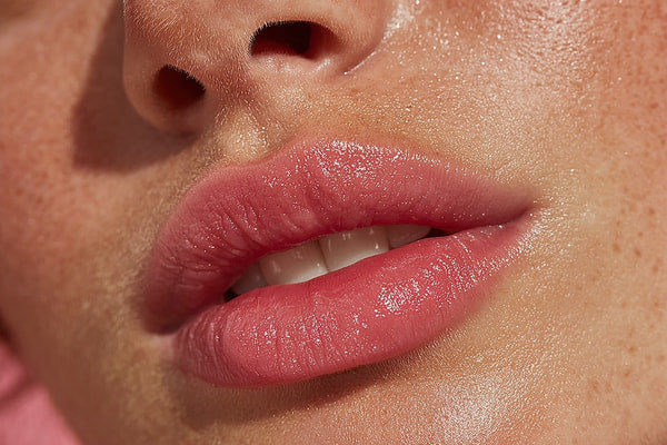 Lip Gloss Advertisement A Close Up Of A Person S Lips With A Pink Lip Gloss Applied Set Against A Soft Focus Background — Stock Photo