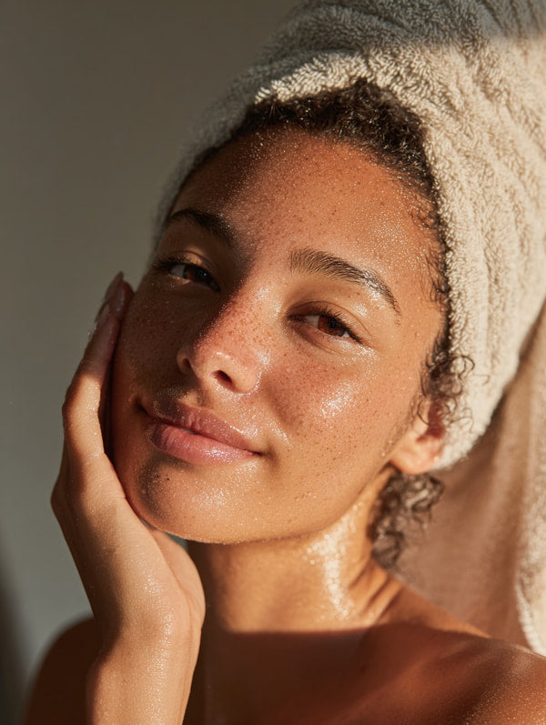 A Woman With Radiant Skin Captured From A Side Angle — Stock Photo