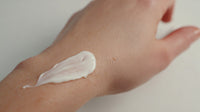 Shows A Close Up View Of A Person S Hand Applying A White Substance To Their Skin — Stock Photo