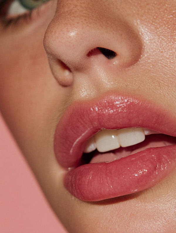 Lip Gloss Advertisement A Woman With Pink Lipstick And A Close Up Of Her Lips — Stock Photo