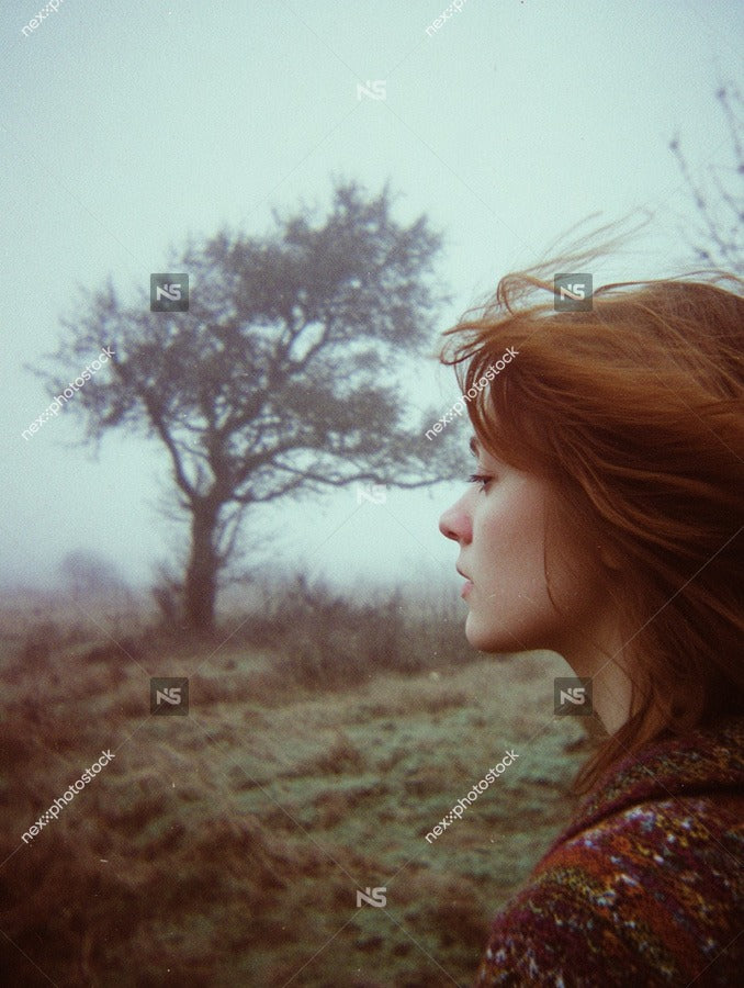 A Young Woman Stands In A Field Her Gaze Directed Towards A Distant Tree — Stock Photo