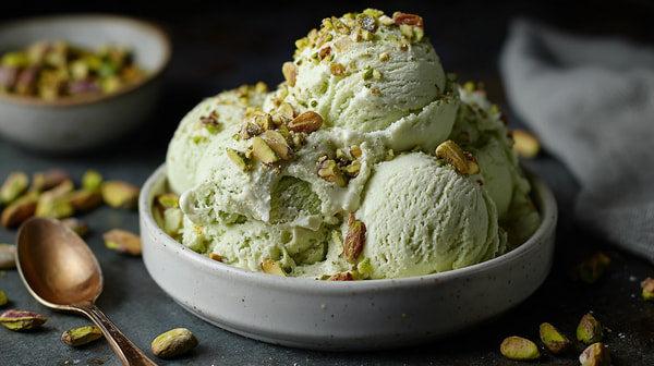 A Bowl Of Creamy Mint Ice Cream Topped With Pistachios Garnished With A Sprinkle Of Nuts And Drizzled With Honey — Stock Photo