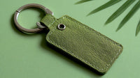 Keychain With Tag On A Green Surface — Stock Photo
