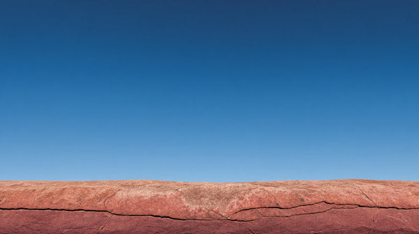 Presents A Striking View Of A Rocky Cliff Face With A Clear Blue Sky In The Background — Stock Photo