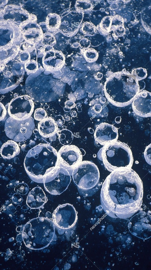 Bubbles Floating On Ocean Surface — Stock Photo