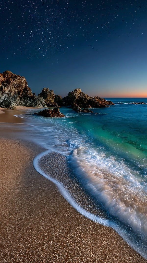 A Tranquil Beach Scene At Dusk With A Rocky Shoreline And The Ocean In The Background — Stock Photo