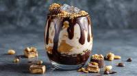 A Delicious Ice Cream Sundae With Chocolate Sauce And Nuts Ready To Be Enjoyed — Stock Photo