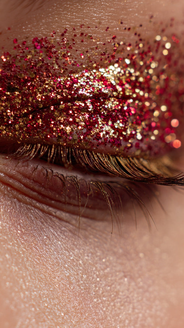 Glittery Makeup Look With Gold And Red Glitter Close Up Shot Of A Person S Eye With Glittery Makeup Around It — Stock Photo
