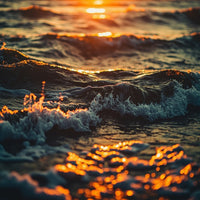 Captures A Serene Sunset Scene Over The Ocean With Waves Gently Lapping Against The Shore — Stock Photo