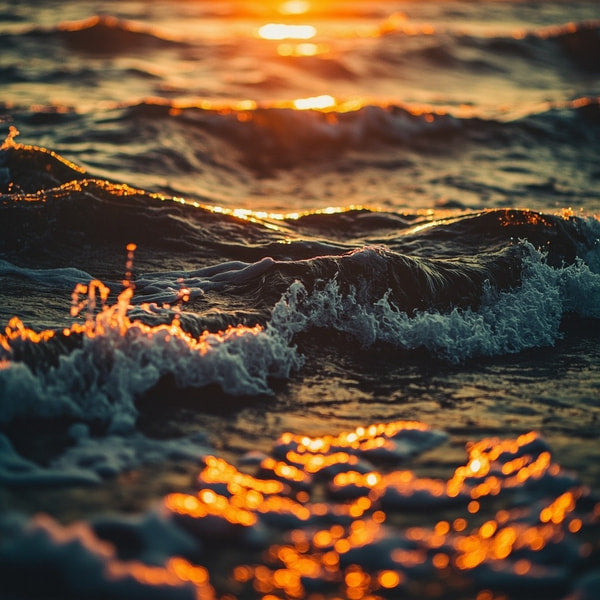 Captures A Serene Sunset Scene Over The Ocean With Waves Gently Lapping Against The Shore — Stock Photo