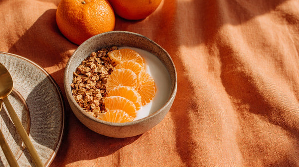 Displays A Table Setting With A Bowl Of Cereal Topped With Sliced Oranges And A Spoon — Stock Photo
