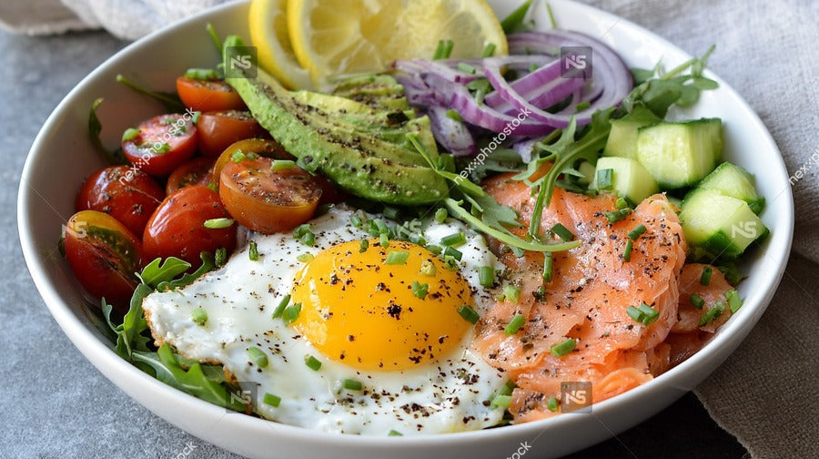 A Bowl Of Salad With A Poached Egg On Top And A Side Of Salmon — Stock Photo