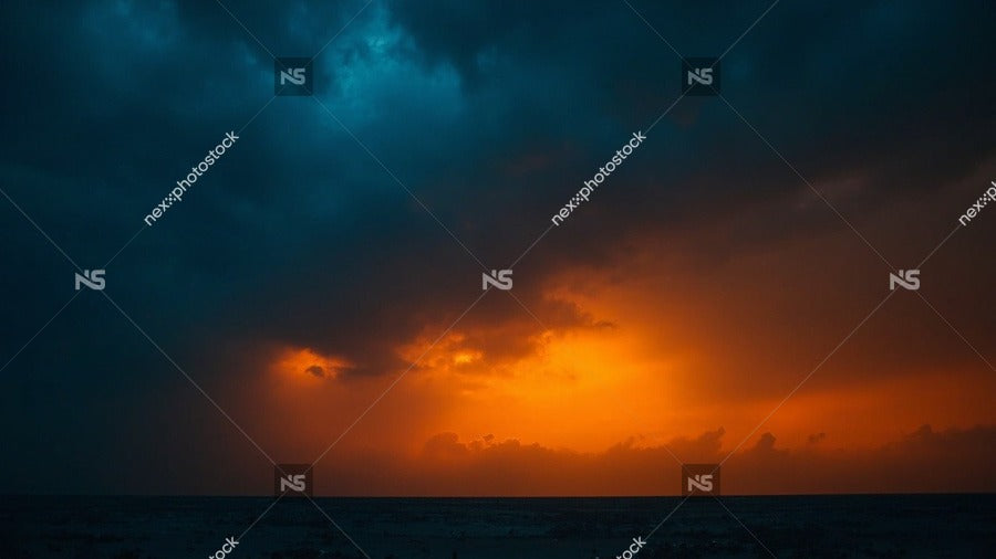 Captures A Sunset Over The Ocean With Dark Clouds Looming In The Sky And The Sun Setting Behind Them — Stock Photo