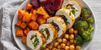 A Plate Of Roasted Chicken And Vegetables Including Carrots And Broccoli Presented On A Dining Table — Stock Photo