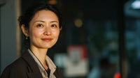 Asian Woman Posing For A Portrait In A Restaurant Setting — Stock Photo