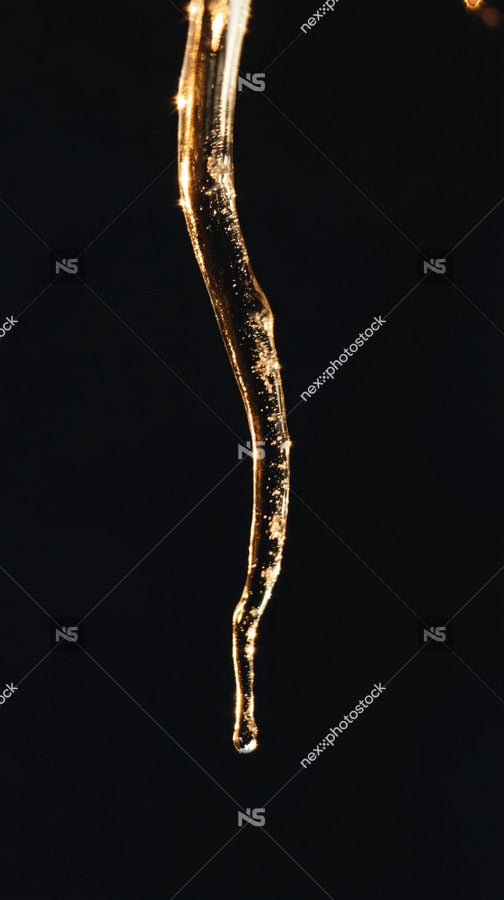 Ice Droplet Suspended In Mid Air — Stock Photo