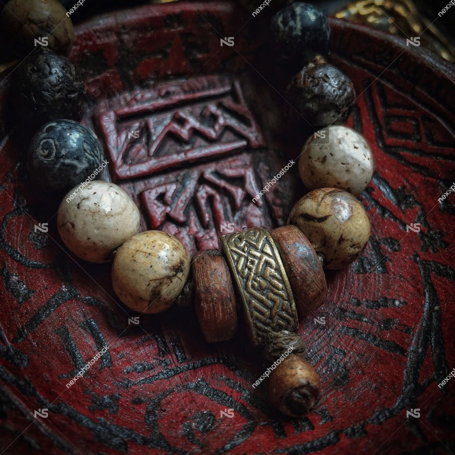Antique Beaded Bracelet With Celtic Knot Design A Variety Of Stones And Metals Displayed On A Red Tray — Stock Photo