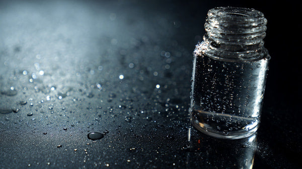 A Clear Glass Bottle With Water Droplets — Stock Photo