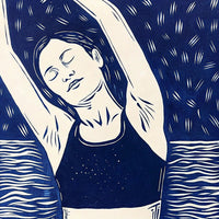 A Woman Practicing Yoga By The Sea Depicted In A Blue Illustration With A Night Sky Background — Stock Illustration