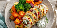 A Plate Of Chicken And Vegetables Including Broccoli And Carrots Served With A Side Of Sauce — Stock Photo