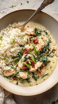 A Bowl Of Creamy Chicken Alfredo With Spinach Served Over A Bed Of White Rice — Stock Photo