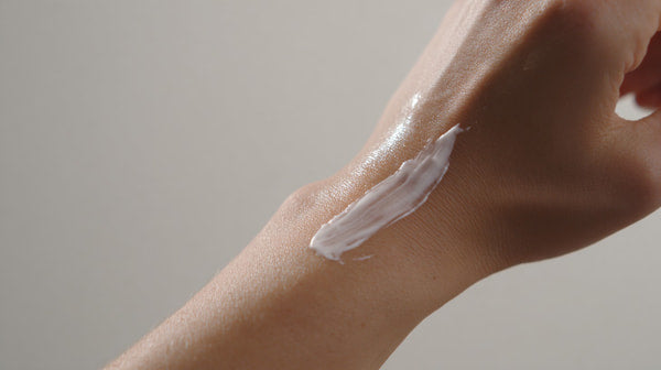 Shows A Close Up View Of A Person S Hand Holding A Tube Of Cream Ointment — Stock Photo
