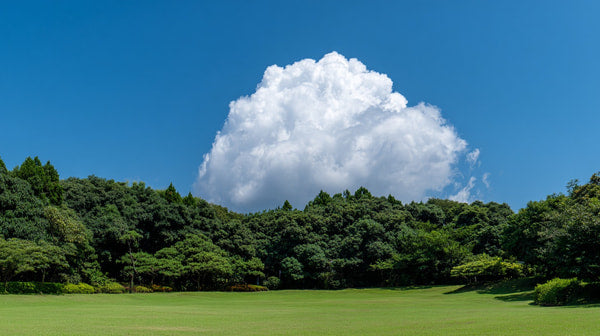 A Large Fluffy White Cloud Against A Clear Blue Sky — Stock Photo