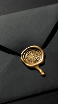 A Gold Seal Is Placed On A Black Envelope — Stock Photo