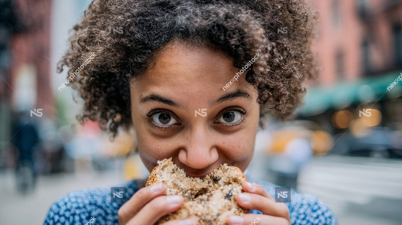 A Young Woman Enjoying A Snack In An Urban Setting — Stock Photo