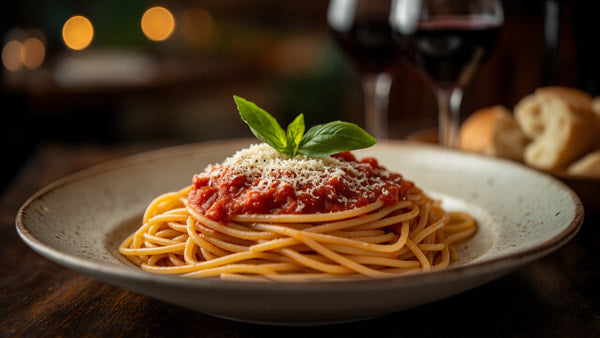 Close Up Of A Plate Of Spaghetti With Meatballs And Basil Leaves On A Table In A Restaurant — Stock Photo