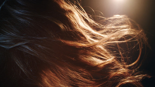 Wavy Brown Hair Captured In Motion With A Close Up View Of The Strands Set Against A Blurred Background — Stock Photo