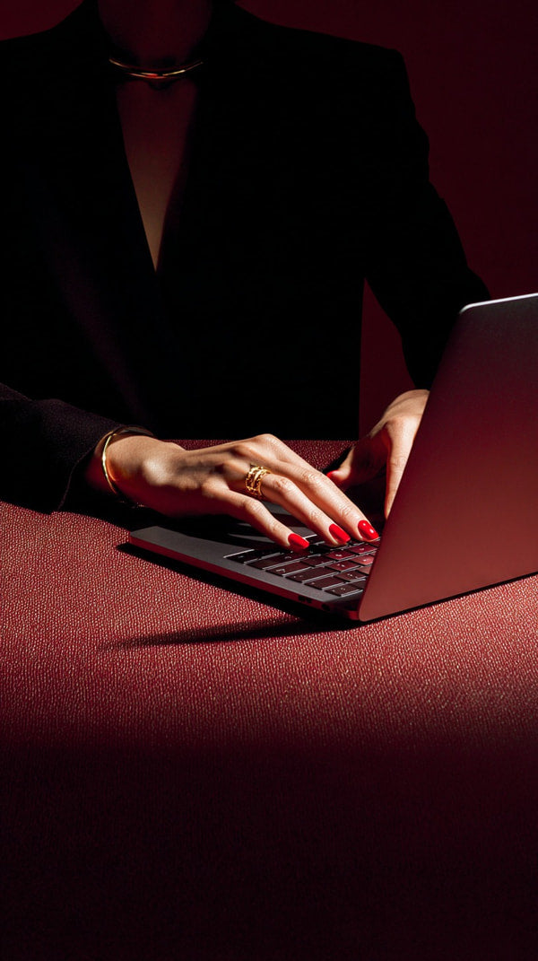 A Woman Typing On A Laptop Computer — Stock Photo