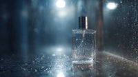 Shows A Bottle Of Cologne Placed On A Surface With Raindrops Falling In The Background — Stock Photo